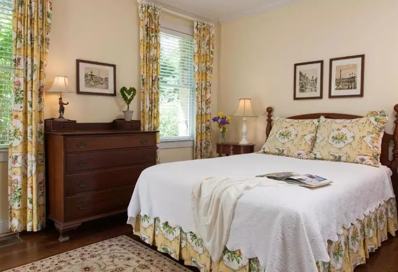Chanticleer Inn Bed & Breakfast