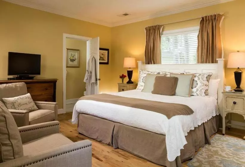 Chanticleer Inn Bed & Breakfast