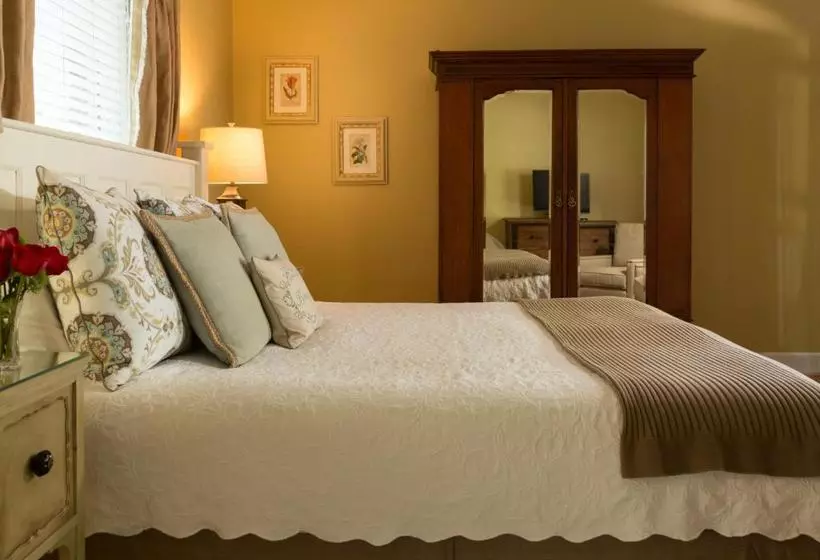 Chanticleer Inn Bed & Breakfast