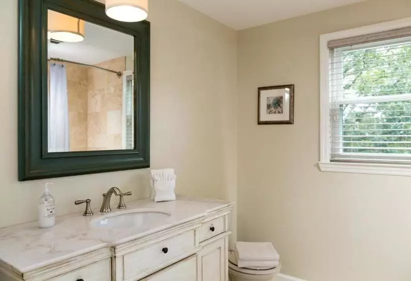 Chanticleer Inn Bed & Breakfast