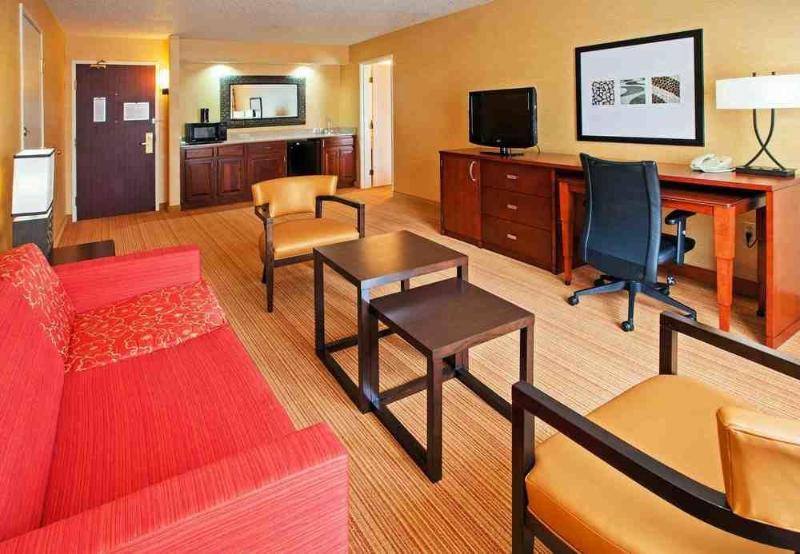 هتل Courtyard Indianapolis At The Capitol