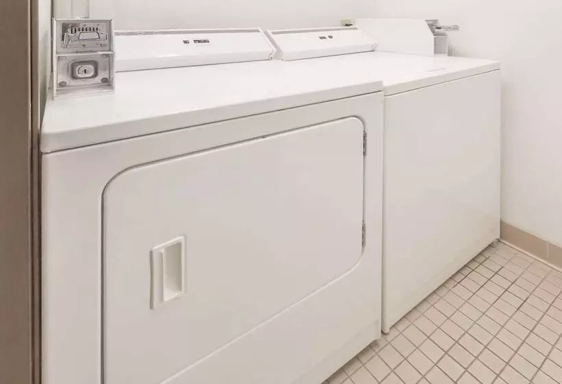 ホテル Days Inn By Wyndham Stoughton Wi