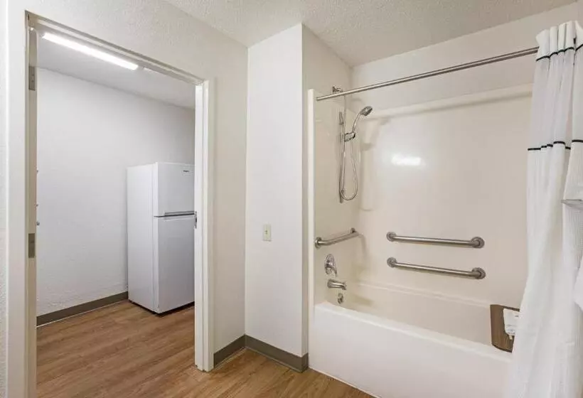 ホテル Hometowne Studios By Red Roof Detroit Livonia