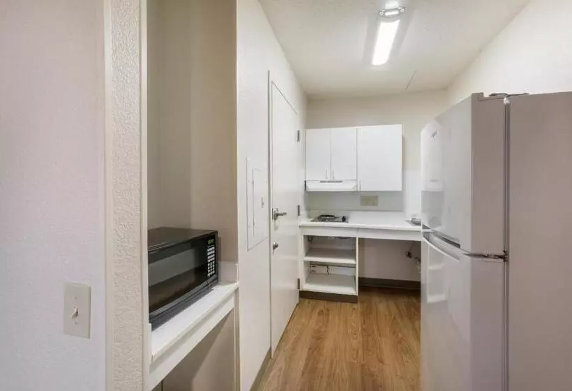 ホテル Hometowne Studios By Red Roof Detroit Livonia