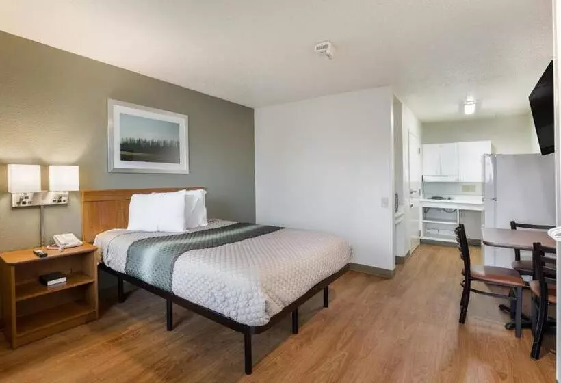 ホテル Hometowne Studios By Red Roof Detroit Livonia