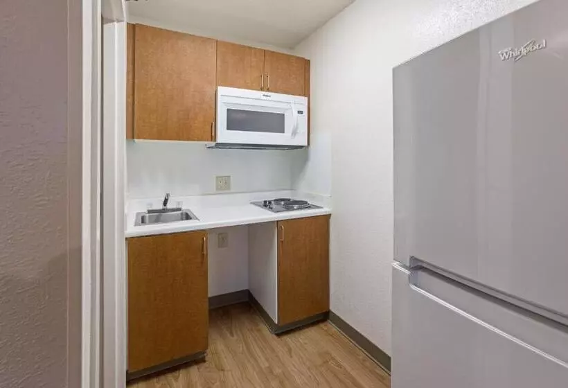 ホテル Hometowne Studios By Red Roof Detroit Livonia