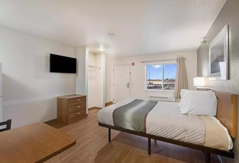 ホテル Hometowne Studios By Red Roof Detroit Livonia