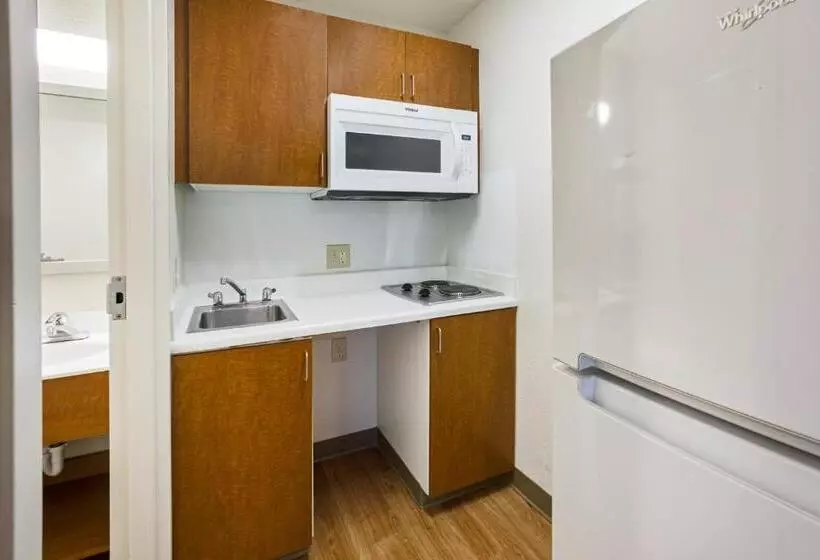 ホテル Hometowne Studios By Red Roof Detroit Livonia