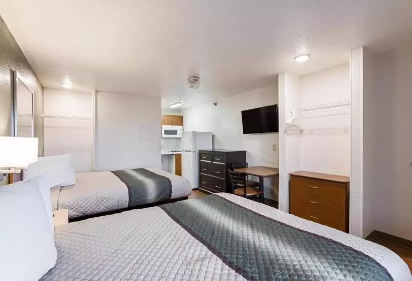 ホテル Hometowne Studios By Red Roof Detroit Livonia