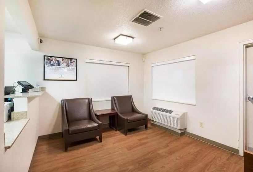 ホテル Hometowne Studios By Red Roof Detroit Livonia