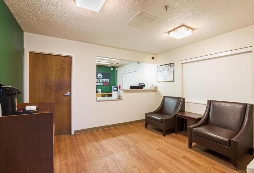 בית מלון כפרי Hometowne Studios By Red Roof Detroit   Livonia