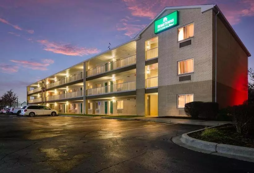 ホテル Hometowne Studios By Red Roof Detroit Livonia