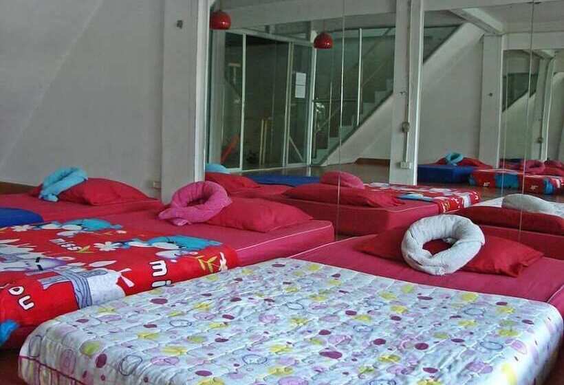 Gondor Guesthouse   Hostel