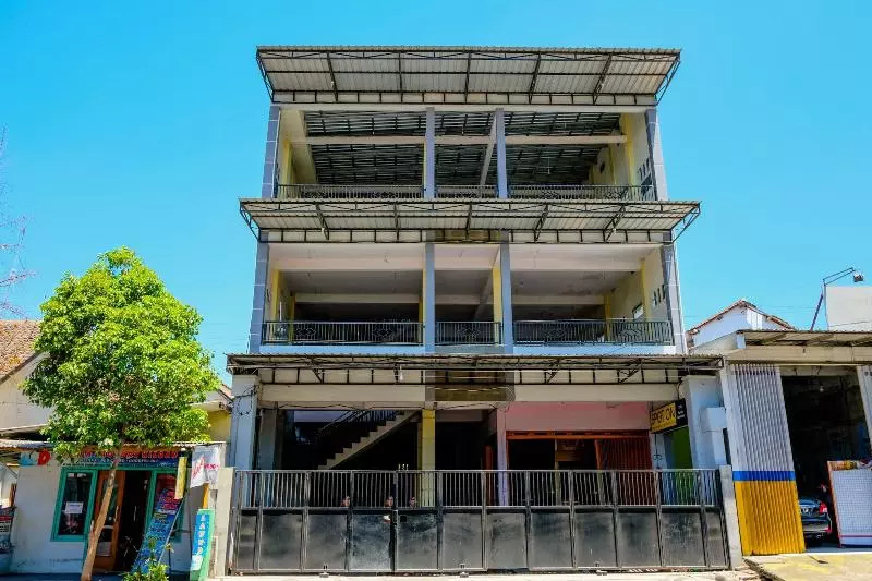 ホテル Spot On 1759 Family Residence