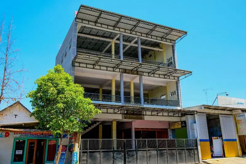 ホテル Spot On 1759 Family Residence