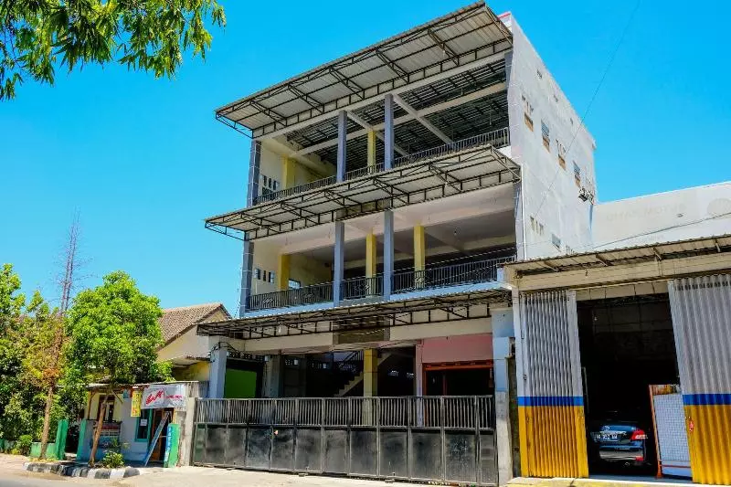 ホテル Spot On 1759 Family Residence