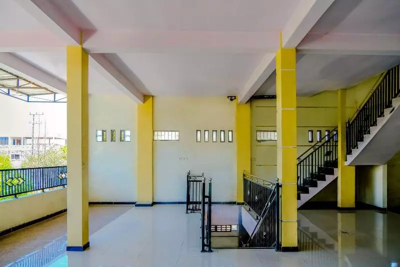 ホテル Spot On 1759 Family Residence