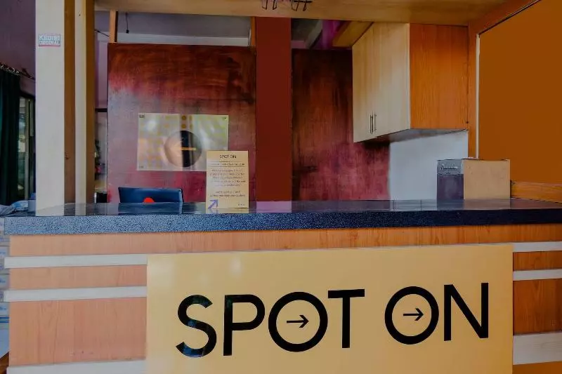 ホテル Spot On 1759 Family Residence