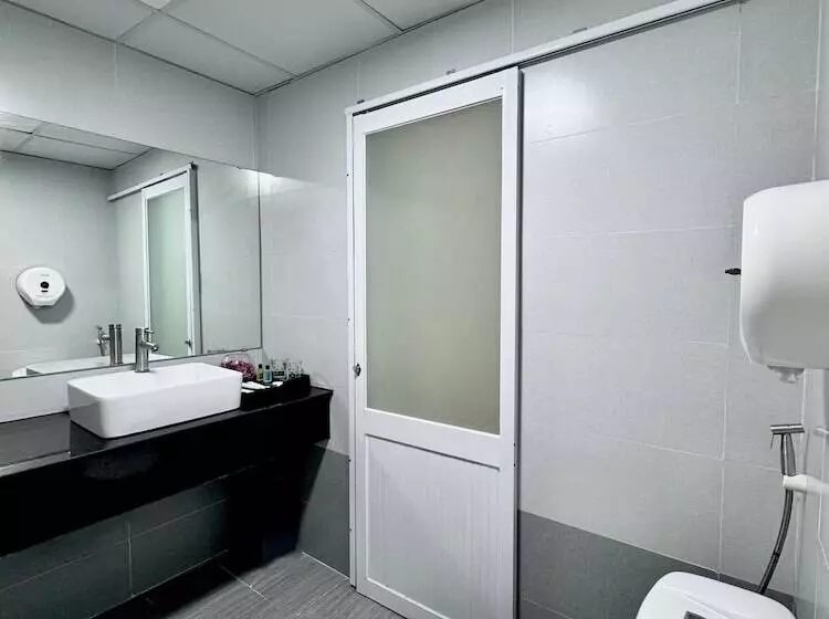 Cozy Hotel   140 Cong Quynh