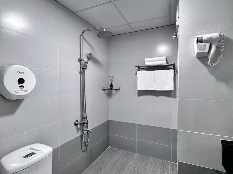 Cozy Hotel   140 Cong Quynh