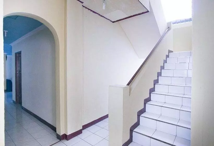 Hotelli Reddoorz Plus Near Pelabuhan Bitung