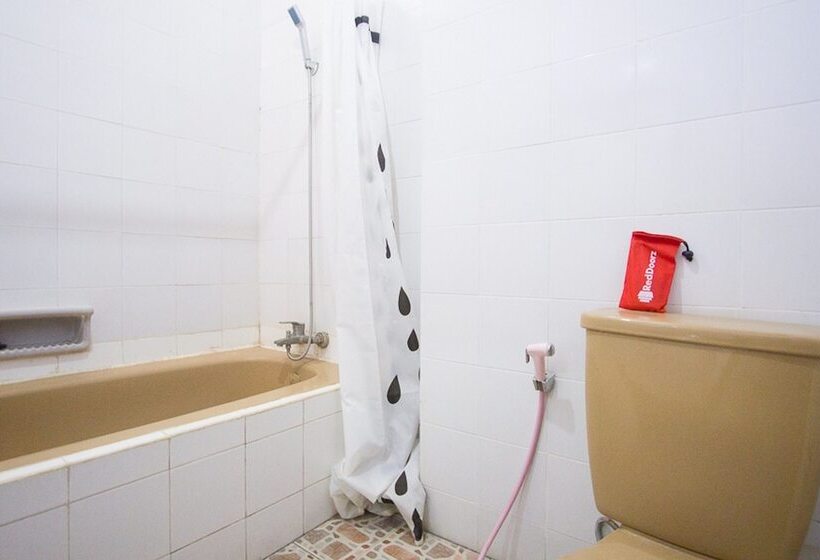 호텔 Reddoorz Plus Near Pelabuhan Bitung