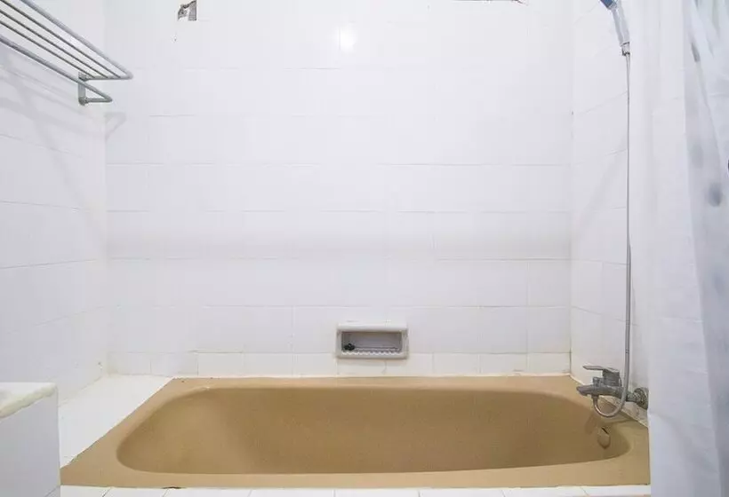 Hotelli Reddoorz Plus Near Pelabuhan Bitung