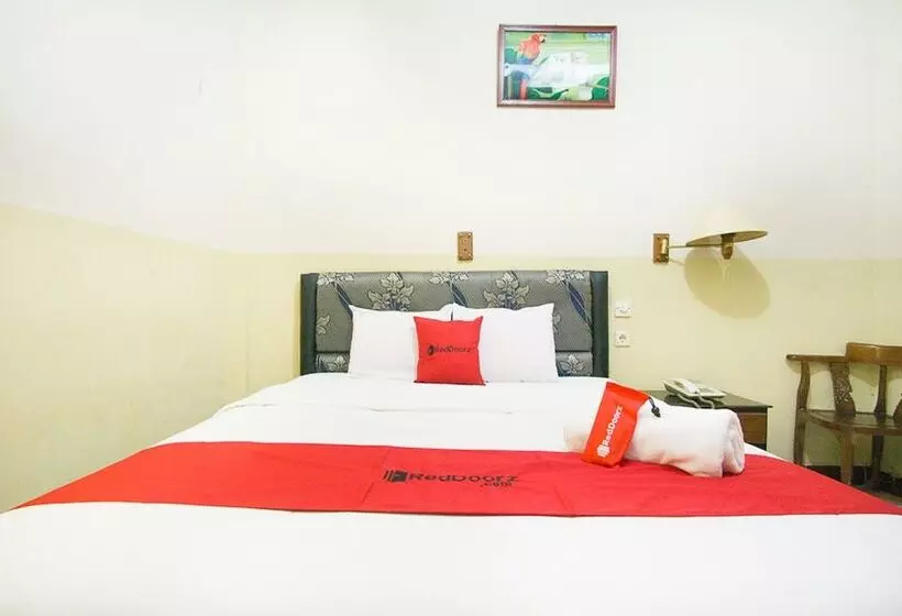 Hotelli Reddoorz Plus Near Pelabuhan Bitung