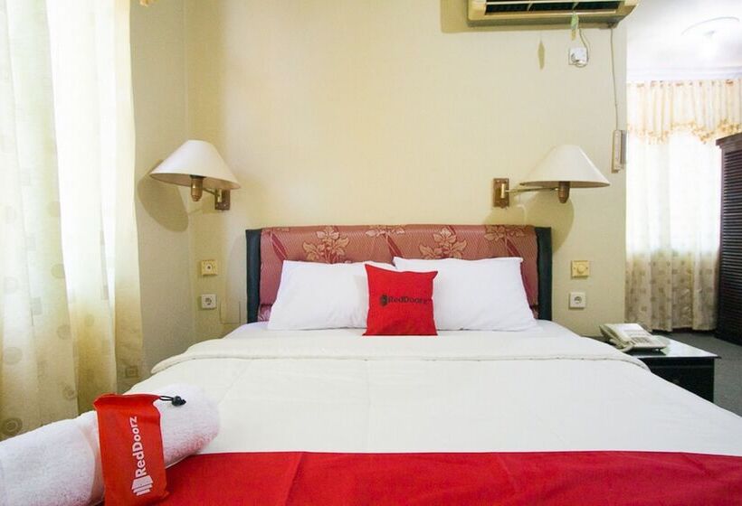 호텔 Reddoorz Plus Near Pelabuhan Bitung