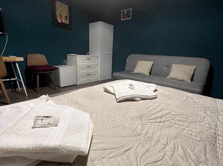 פנסיון Lanskyrooms