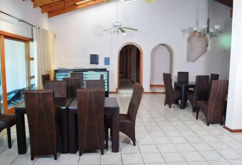 پانسیون Empoza Seaview Guesthouse