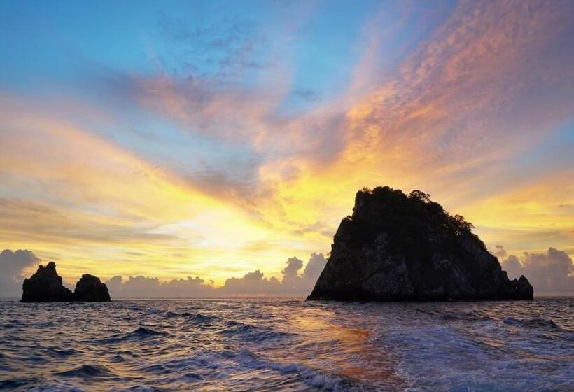 Victoria Cliff Resort Nyaung Oo Phee Island