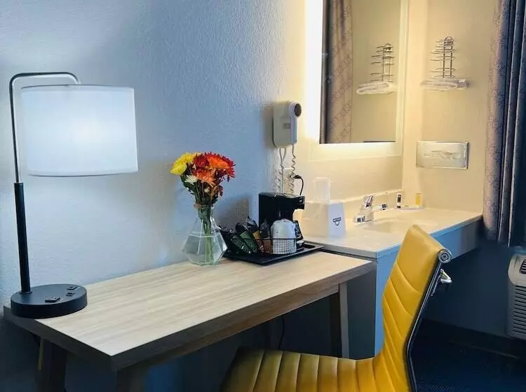 Отель Days Inn By Wyndham Jamestown