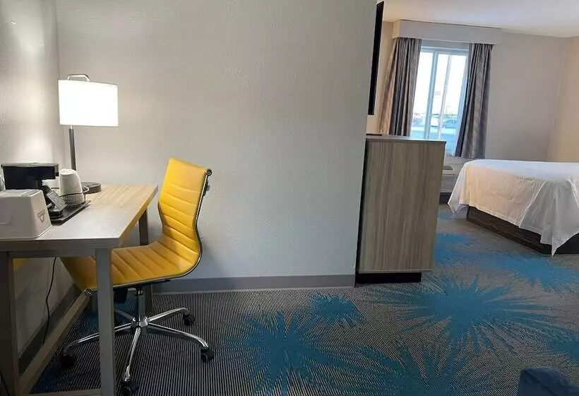 Отель Days Inn By Wyndham Jamestown