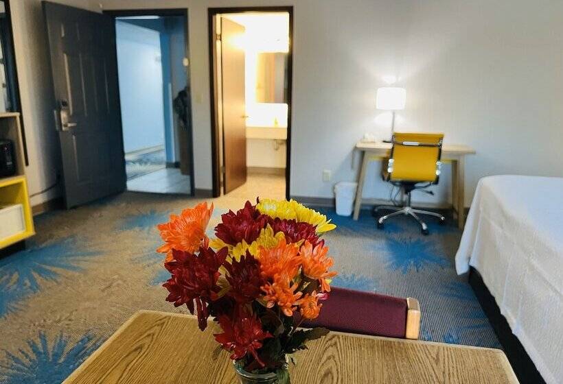 هتل Days Inn By Wyndham Jamestown