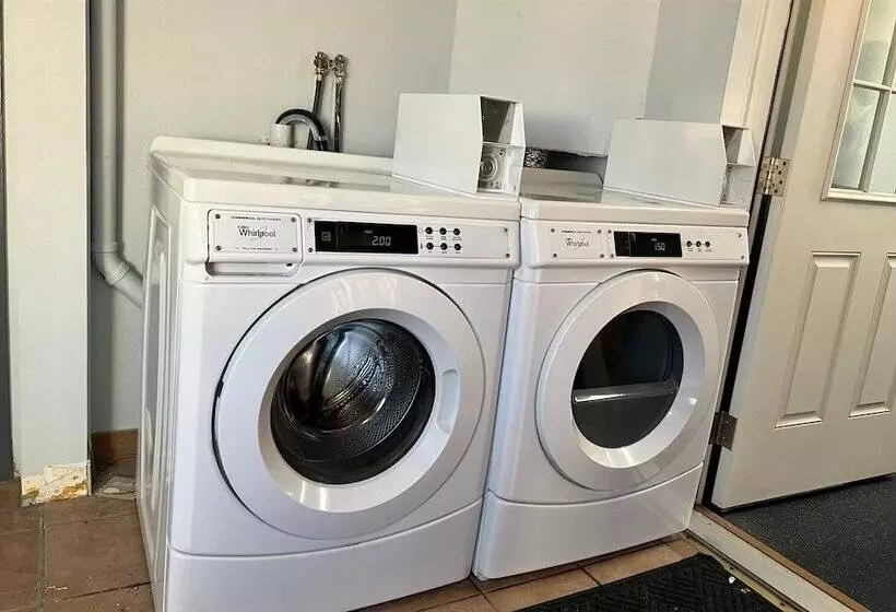 Отель Days Inn By Wyndham Jamestown