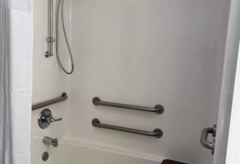 Отель Days Inn By Wyndham Jamestown