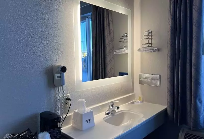 Отель Days Inn By Wyndham Jamestown