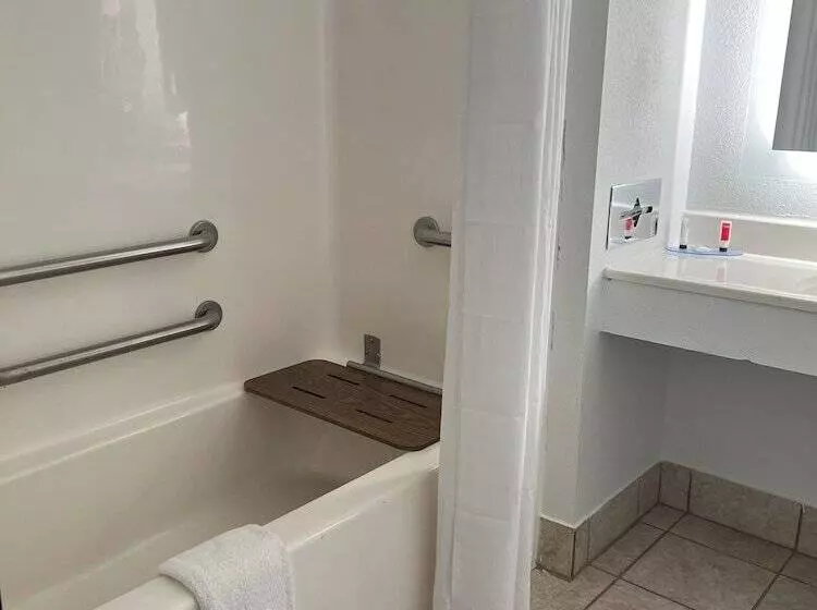 Отель Days Inn By Wyndham Jamestown