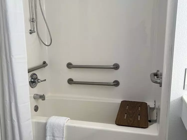 Отель Days Inn By Wyndham Jamestown