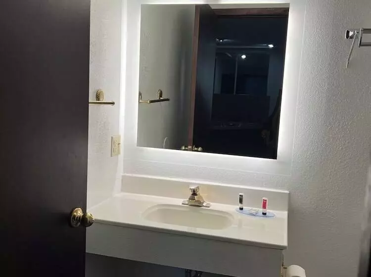 Отель Days Inn By Wyndham Jamestown