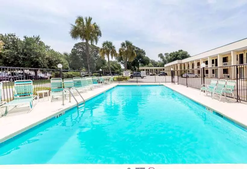 בית מלון כפרי Days Inn By Wyndham Little River