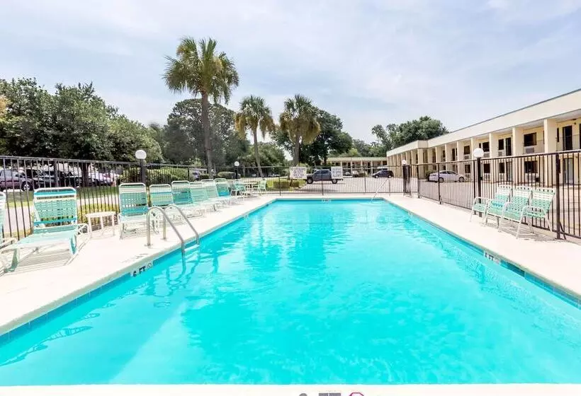 בית מלון כפרי Days Inn By Wyndham Little River