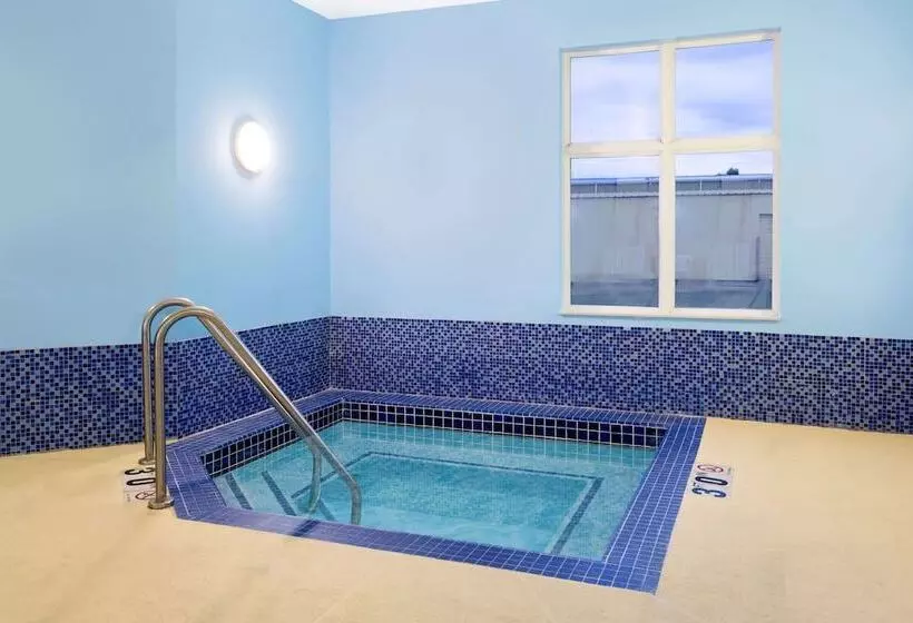 בית מלון כפרי Days Inn By Wyndham Neenah