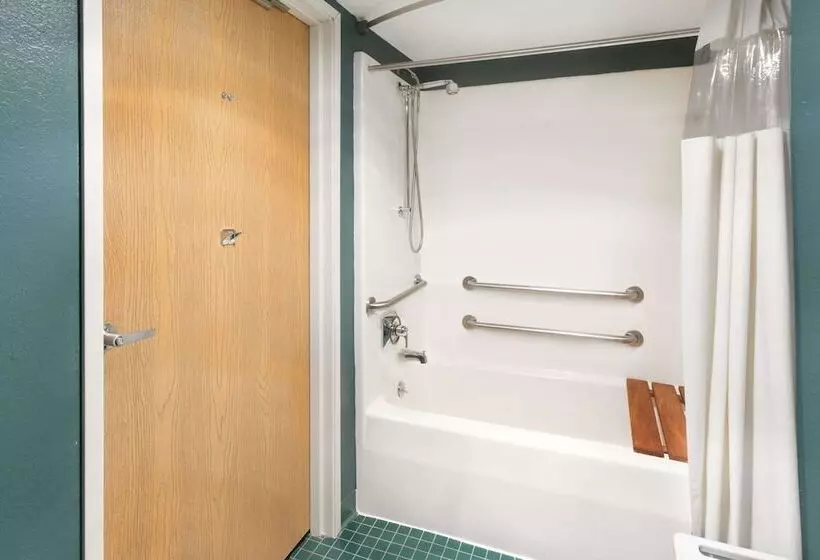 בית מלון כפרי Days Inn By Wyndham Neenah