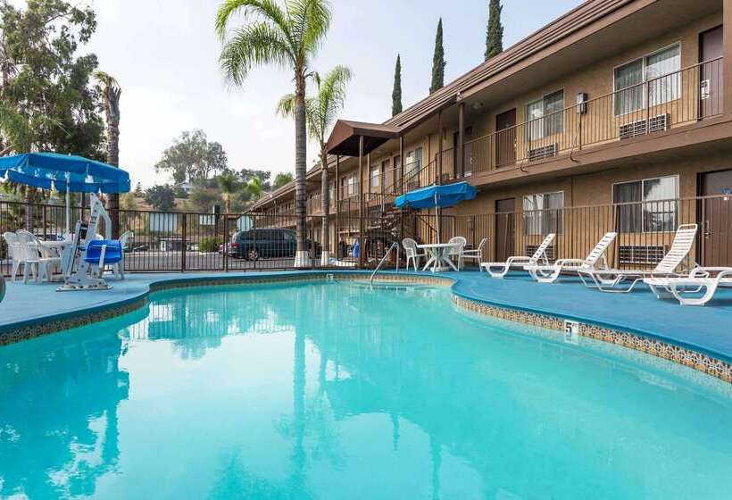 호텔 Days Inn By Wyndham In San Bernardino