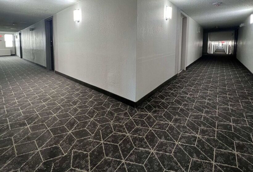 בית מלון כפרי Days Inn By Wyndham Manitowoc