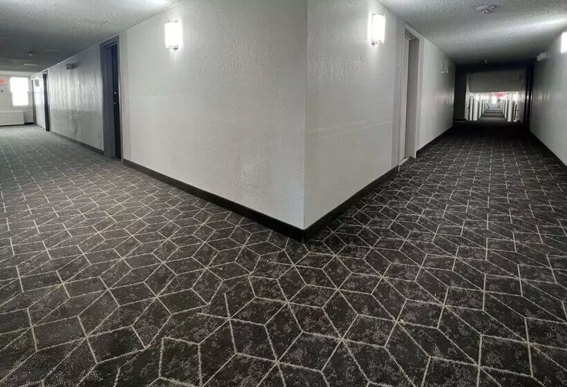 Отель Days Inn By Wyndham Manitowoc