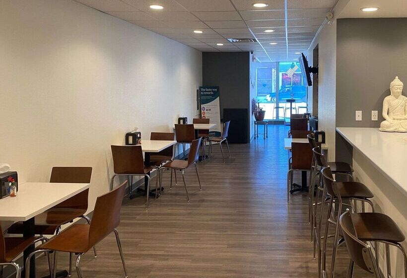 בית מלון כפרי Days Inn By Wyndham Manitowoc