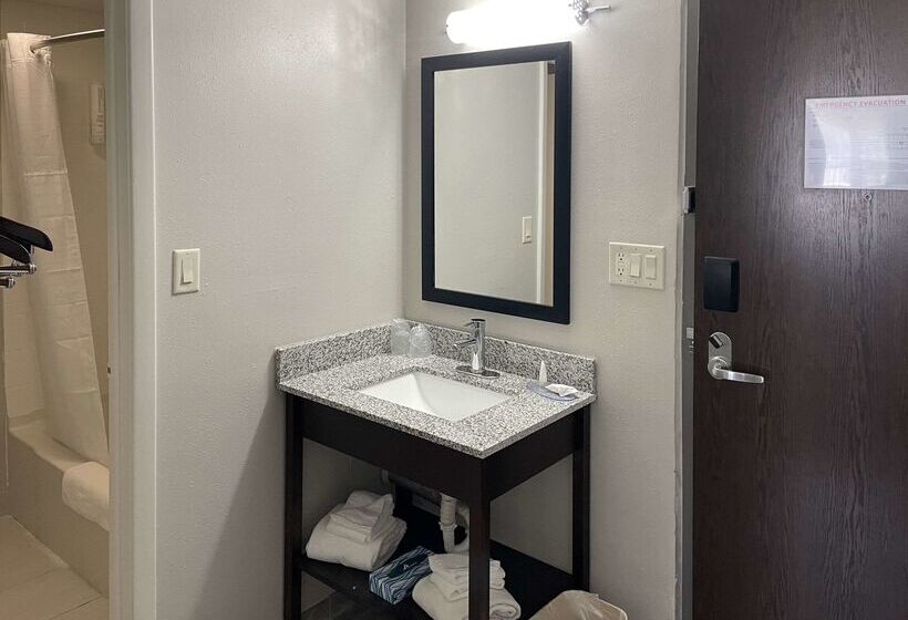 בית מלון כפרי Days Inn By Wyndham Manitowoc